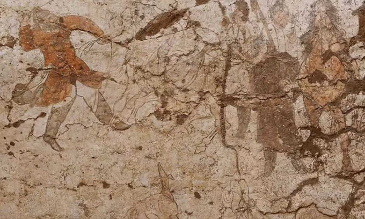 Chúng nằm theo hướng bắc - nam và có chiều dài lên tới 42,5 và 33,5 m. Trong đó, ngôi mộ nhỏ hơn được trang trí bởi loạt tranh tường mô tả nhiều cảnh tượng sống động khác nhau như ca múa nhạc, hay huấn luyện ngựa và lạc đà.