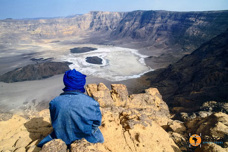Hình dáng đặc biệt của miệng núi lửa này tạo nên một hình tượng ấn tượng, giống với một đầu lâu kỳ lạ ẩn sau hàng dãy núi Tibesti Massif, trải dài từ trung tâm sa mạc Sahara qua Chad và Libya.