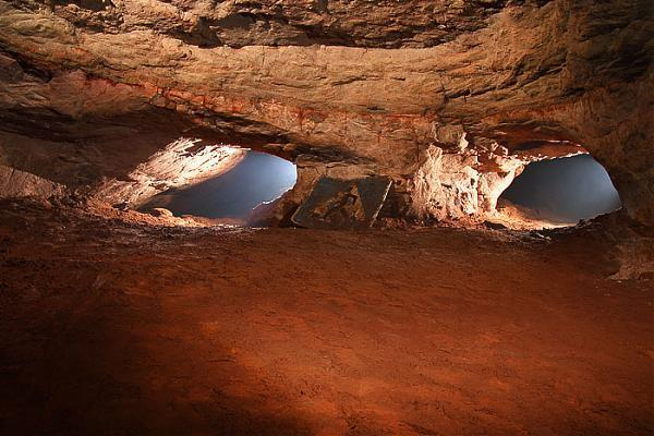 Nhiều giả thuyết đã được đưa ra, từ thời gian bị nhảy lên tới hiện tượng siêu nhiên và thậm chí là người ngoài hành tinh. Tuy nhiên, đến nay, không có lời giải đáp cho những sự kiện đen tối này.