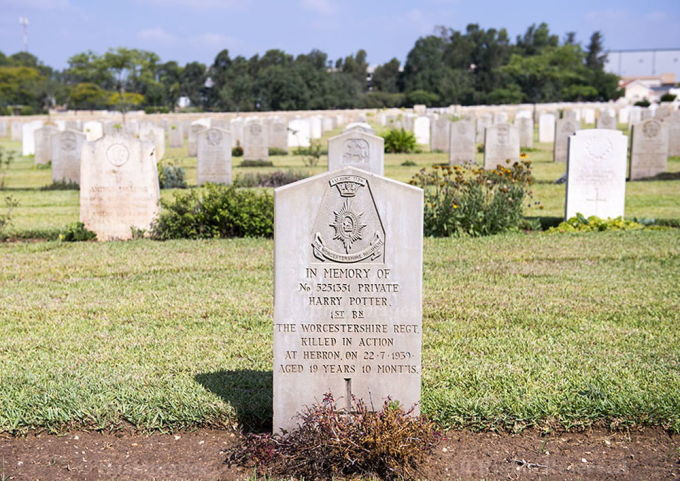 Trong một diễn biến khác, tại nghĩa trang chiến tranh của Khối thịnh vượng chung Anh ở Ramle, Israel, có một ngôi mộ đặc biệt thu hút sự chú ý của du khách.