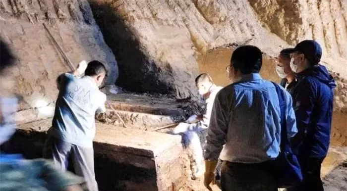 Nguyên nhân của sự việc là do tên của người quá cố viết trên bia mộ trùng khớp với tên của một người công nhân trong nhóm.