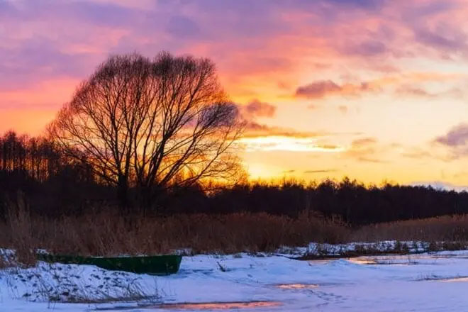 Tại hồ nước Plescheevo, Nga, mỗi năm lại diễn ra hiện tượng kỳ bí về Tảng Đá Xanh Biếc, một trong những điều bí ẩn nhất thế giới. Với khả năng "di chuyển" nhẹ nhàng và thay đổi màu sắc theo thời tiết, tảng đá này gây kinh ngạc và tò mò cho nhiều nhà khoa học.