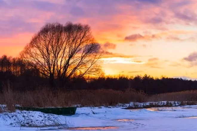 Tại hồ nước Plescheevo, Nga, mỗi năm lại diễn ra hiện tượng kỳ bí về Tảng Đá Xanh Biếc, một trong những điều bí ẩn nhất thế giới. Với khả năng "di chuyển" nhẹ nhàng và thay đổi màu sắc theo thời tiết, tảng đá này gây kinh ngạc và tò mò cho nhiều nhà khoa học.