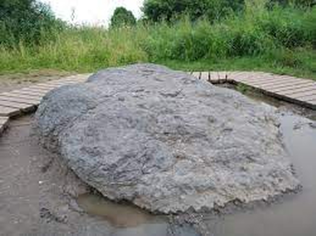 Truyền thuyết kể rằng tên của tảng đá này xuất phát từ việc, trước đây nó nằm trên đỉnh một ngọn núi ở gần hồ Plescheevo. Các thầy cúng và bộ tộc dị giáo từng thực hiện lễ hội trên tảng đá này, tin rằng nó có khả năng chữa bệnh và mang lại phúc lành. Một ngày nọ, tảng đá bí ẩn bị đẩy từ đỉnh núi xuống bờ hồ Plescheevo, mở đầu cho lễ hội tưng bừng.