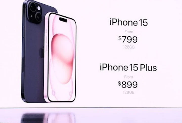 Dòng iPhone 15 có giá bán khá cao, bắt đầu từ 799 USD cho mẫu cơ bản và 999 USD cho iPhone 15 Pro. Sự cạnh tranh giữa các công ty công nghệ và tình hình chính trị cũng ảnh hưởng đến hiệu suất và tiếp cận của Apple trên thị trường Trung Quốc.