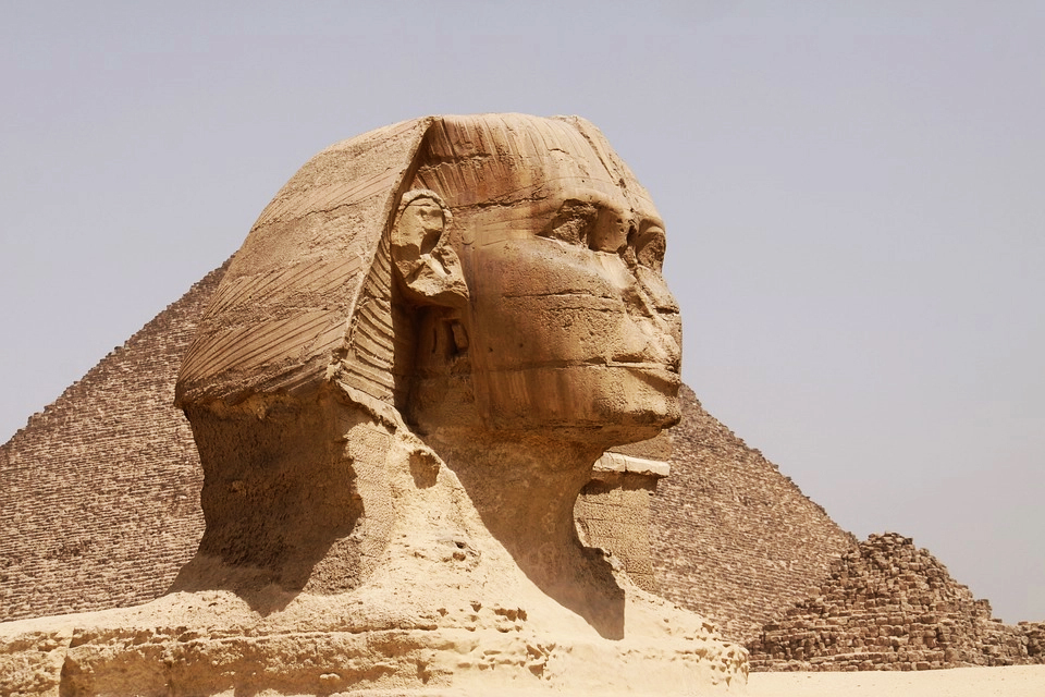 Với hình dáng sư tử và khuôn mặt của vị hoàng đế, nó đã trở thành biểu tượng của Ai Cập cổ đại, lan tỏa sức mạnh và uy quyền từ Las Vegas, Nevada đến Lan Châu, Trung Quốc.