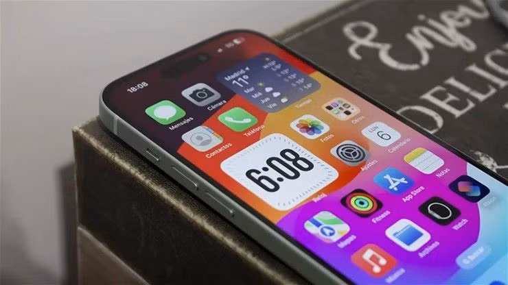 Màn hình đục lỗ đã được sử dụng trên nhiều điện thoại Android, nhưng người hâm mộ Apple không hoan nghênh sự thay đổi này.