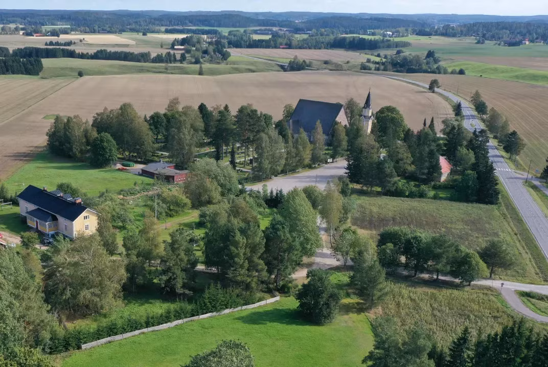 Trong quá trình khai quật, họ cũng tìm thấy nhiều hiện vật khác như mảnh gỗ từ quan tài, mặt dây chuyền hình chữ thập và một chiếc thắt lưng da được trang trí.