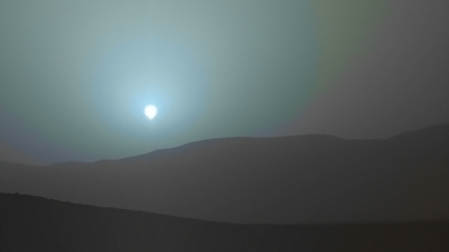 Mặc dù Sao Hỏa thường được biết đến với màu đỏ, ánh sáng xanh lá cây này xuất hiện do các phân tử khí huy và bụi trong khí quyển. Trái ngược với Trái Đất, ánh sáng Mặt trời trên Sao Hỏa tương tác với các hạt bụi tạo ra hiệu ứng này.