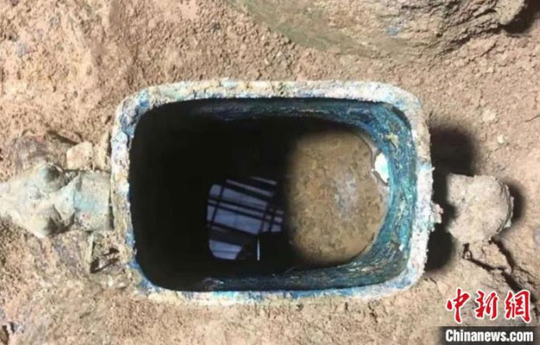 Trong một phần khám phá đặc biệt, các nhà khảo cổ đã tìm thấy trong hai chiếc ấm đồng có một loại chất lỏng độc đáo. Chất lỏng này đã bị bí mật niêm phong, khi mở ra, họ phát hiện chất lỏng trong suốt bên trong.