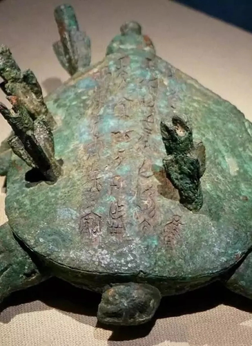 Khi giật cần câu lên, ông phát hiện "báu vật" đó là một "con ba ba" kỳ lạ làm bằng kim loại, có 4 mũi tên cắm trên lưng.