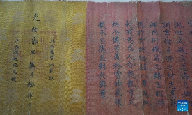 Một số thánh chỉ hiếm có đã được phát hiện trong các cuộc khảo cổ, bao gồm một thánh chỉ lụa từ triều đại nhà Thanh ở tỉnh Hà Bắc, Trung Quốc.