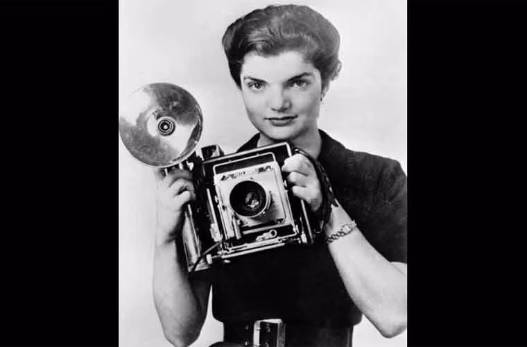 Khi làm đại biểu quốc hội, chính trị gia Kennedy gặp gỡ nữ nhiếp ảnh gia của tờ Washington Times-Herald tên Jacqueline Bouvier.