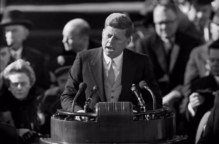 Tân Tổng thống Mỹ John F.Kennedy đọc diễn văn nhậm chức ở Đồi Capitol.