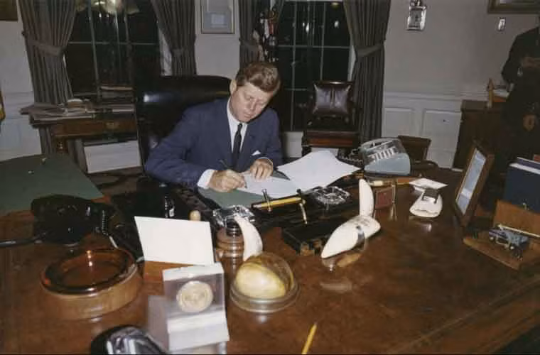 Tổng thống Kennedy ký một sắc lệnh vào tháng 10/1962, qua đó thể hiện việc Mỹ không cho phép việc chuyển vũ khí từ Liên Xô tới Cuba. Sắc lệnh được đưa ra trong cuộc khủng hoảng tên lửa Cuba.