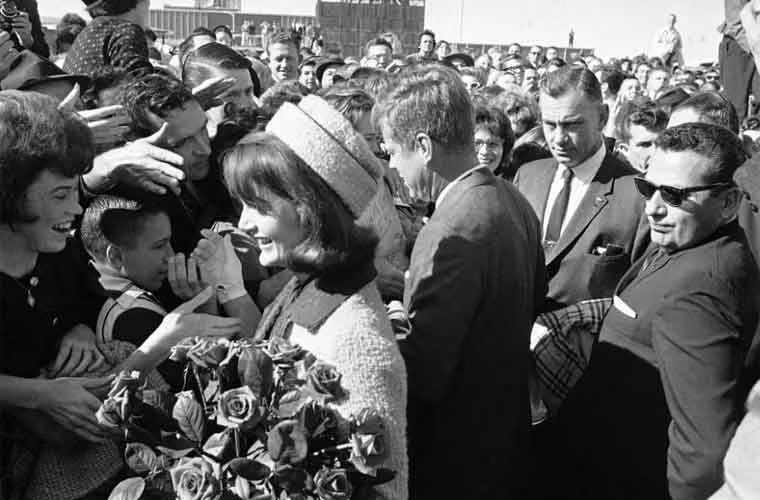 Vợ chồng Tổng thống Kennedy xuống sân bay ở Dallas, Texas ngày 22/11/1963. Một ngày sau, Tổng thống Kennedy bị bắn và không qua khỏi trong lúc diễu hành trên đường phố Dallas.