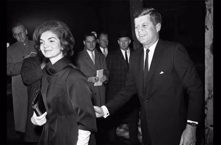 Vợ chồng Tổng thống Mỹ John F.Kennedy sánh bước cùng nhau trong tiệc tối hồi tháng 2/1961.