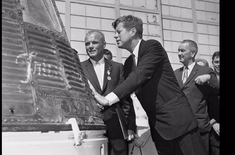 Trong thập niên 1960, ông Kennedy cam kết sẽ thúc đẩy chương trình không gian vũ trụ, đưa con người lên Mặt trăng. Ảnh: Tổng thống Kennedy và phi hành gia John Glenn, người Mỹ đầu tiên lên vũ trụ, đang kiểm tra tàu Friendship 7.