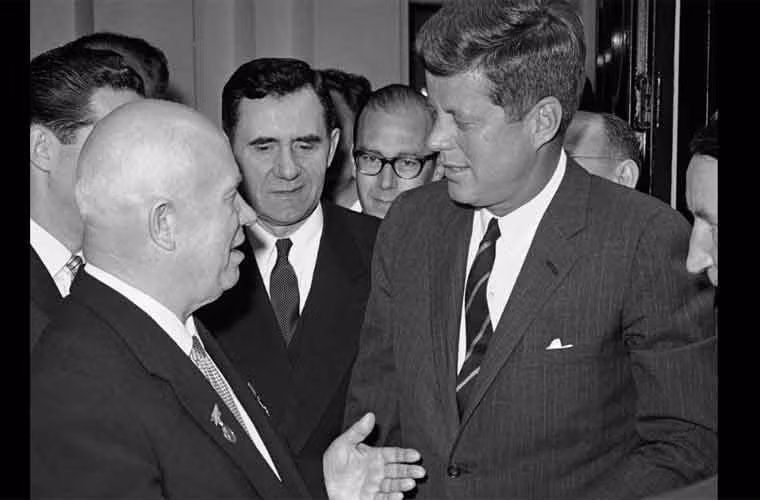 Tổng thống Kennedy gặp gỡ lãnh đạo Liên Xô Nikita Khrushchev lần đầu tiên vào tháng 6/1961 tại một hội nghị thượng đỉnh ở Vienna, Áo. Quan hệ Mỹ-Liên Xô trở nên căng thẳng trong giai đoạn Chiến tranh Lạnh.
