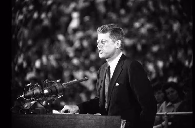 Thượng nghị sỹ John F.Kennedy trở thành ứng viên tổng thống của Đảng Dân chủ trong đại hội toàn quốc của đảng ở Los Angeles hồi tháng 7/1960.