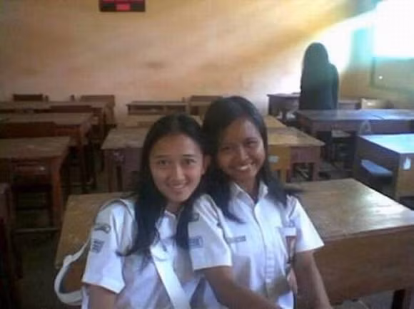 Bóng đen kì dị phía sau hai cô gái.