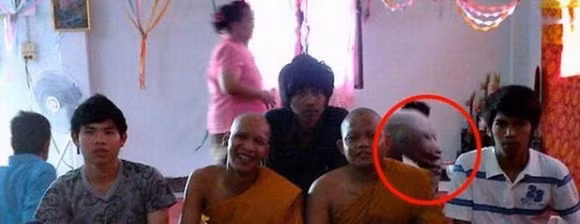 Sự hiện diện bất thường của một khuôn mặt lạ.