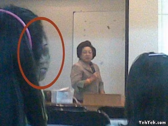 Bóng ma xuất hiện trong lớp học.