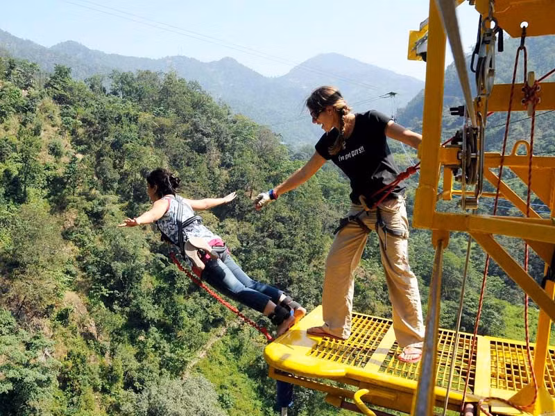 Mohan Chatti, Rishikesh, Ấn Độ: Sàn bungee ở Rishikesh là một cấu trúc cao 83 m, đây là một trong những nơi tốt nhất để nhảy bungee ở Ấn Độ. Bạn sẽ nhảy xuống thung lũng Himalaya, nơi sông Hằng, dòng sông linh thiêng của người Ấn chảy qua. Khi chinh phục nỗi sợ hãi của mình cũng là lúc bạn tận hưởng bầu không khí trong lành cùng khung cảnh thiên nhiên tuyệt đẹp ở nơi này.