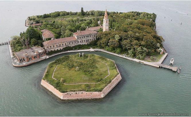 5. Đảo Poveglia Đảo Poveglia nằm Venetian Lagoons, gần Venice, Italy. Đảo Poveglia được chọn làm nơi ở cho những bệnh nhân mắc bệnh trong thời kỳ “Cái chết đen”. Thi thể bệnh nhân sau khi chết sẽ bị đưa vào những hố lớn và bị đốt thành tro. Trong tình trạng hoảng loạn, người ta thậm chí bắt cả những người mới xuất hiện những triệu chứng của bệnh dịch đến Poveglia và thiêu sống. Vào những năm 1920, một bệnh viện tâm thần được xây dựng trên đảo Poveglia. Các bệnh liên tục kêu ca rằng họ đã bị đau đầu và hòn đảo đầy những linh hồn đã chết trong đau đớn khủng khiếp. Hơn thế nữa, có câu chuyện kể một bác sĩ độc ác đã thực hiện các thí nghiệm đáng sợ trên cơ thể bệnh nhân. Ngày nay, hòn đảo bị bỏ hoang nhưng có rất nhiều hình ảnh về các phòng bệnh viện trên mạng Internet.