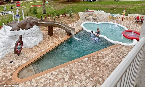 Dailymail đã tổng hợp những bể bơi có hình dạng độc đáo bậc nhất hành tinh, trong đó có bể bơi hình cây kem ốc quế, một bể khác hình bàn chân, và một bể bơi lãng mạn hình cây đàn piano. Tại một khách sạn có tên Sweet Escape gần Orlando (Mỹ) có một hồ bơi hình cây kem ốc quế. Ở đầu “cây kem ốc quế” là một hồ bơi nhỏ được cài hoa màu đỏ nhỏ xinh vô cùng đáng yêu.