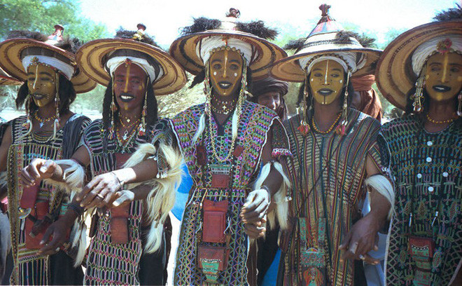 Bộ lạc Wodaabe sống tại nước Cộng hòa Niger, một quốc gia nằm ở Tây Phi, sống theo kiểu du mục. Họ thuộc về cộng đồng người Fula. Bộ lạc này được gọi là Wodaabe trong tiếng Fula (ngôn ngữ của người Fula), nghĩa là "những người coi trọng các điều cấm kỵ".
