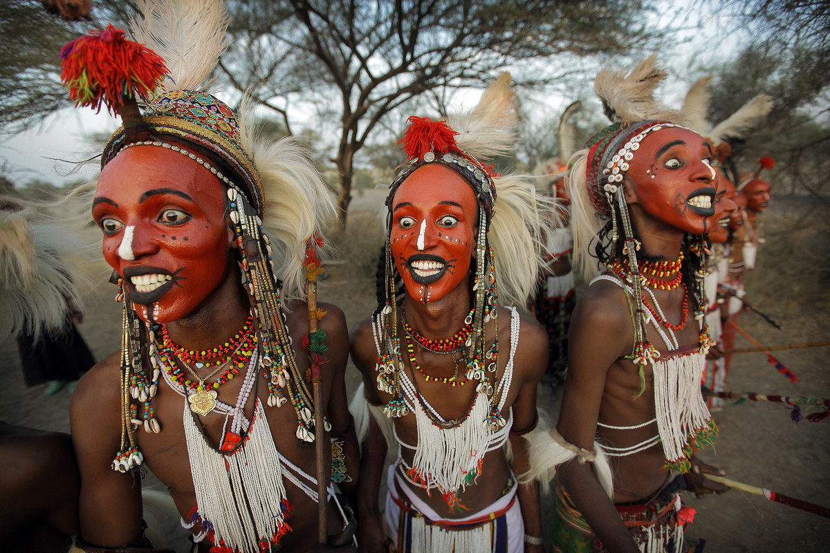 Mỗi năm 1 lần, bộ lạc này tổ chức cuộc thi Geerewol, trong đó nam giới sẽ trang điểm và ăn vận những bộ cánh đẹp nhất. Những người đàn ông đẹp nhất sẽ tham gia vào một cuộc thi nhảy có thể kéo dài tới một tuần. Các chàng trai cũng cố gắng hết sức để lọt vào mắt xanh của các cô gái đẹp nhất. Điều đặc biệt là trong khi cuộc thi Geerewol diễn ra, những người vợ không hạnh phúc sẽ có cơ hội tìm được chồng mới. Những ông chồng mới sẽ được lựa chọn qua việc ân ái.