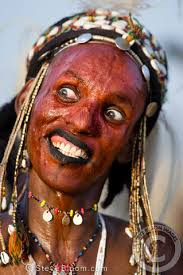 Đàn ông người khuyết tật hoặc xấu xí thường bị coi thường và họ phải lấy lại tín nhiệm bằng sự khéo léo, biết cư xử và làm hài lòng người khác.