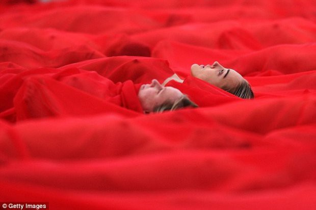 Các "người mẫu" cảm thấy khá thoải mái khi không phải mặc quần áo trên người. Ảnh: Getty Images