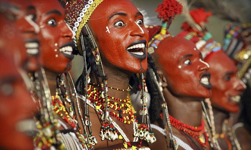 Mới đây, trong cuốn "Những người dân du mục của Niger", nhà nhân chủng học người Bỉ Marion Van Offelen cùng nhiếp ảnh gia người Mỹ Carol Beckwith tiết lộ nhiều điều thú vị về bộ lạc Wodaabe, gây sửng sốt nhất là việc ở bộ lạc này, người chồng để vợ ngoại tình thoải mái, nhất là với trai đẹp.