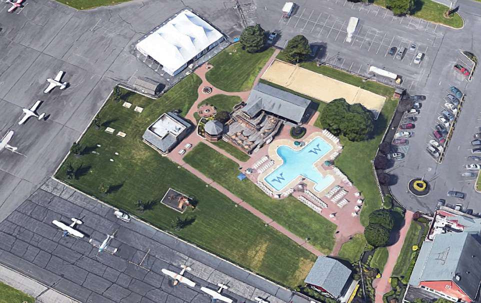 Flying W Airport &amp; Resort ở New Jersey có hồ bơi hình chiếc máy bay.