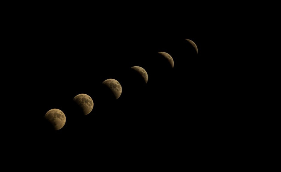 Các pha của Mặt Trăng trong nguyệt thực toàn phần tại Ankara, Thổ Nhĩ Kỳ. Ảnh: Getty.