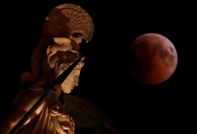 Đây là hiện tượng nguyệt thực toàn phần dài nhất trong 100 năm qua. Hình ảnh nguyệt thực toàn phần tại thủ đô Athens, Hy Lạp.