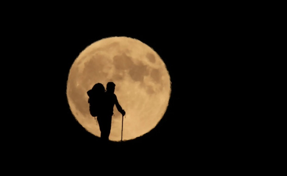 Trăng tròn xuất hiện ở ngọn núi Artos, Thổ Nhĩ Kỳ. Ảnh: Getty.