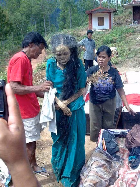 Những xác chết lật quan tài, quay trở về nhà chắc chắn là nỗi ám ảnh của bất kỳ ai, nhưng chuyện này diễn ra thật, rất quen thuộc đối với người Toraja ở Indonesia. Với họ, chuyện những thây ma biết đi đã trở thành tín ngưỡng tâm linh.