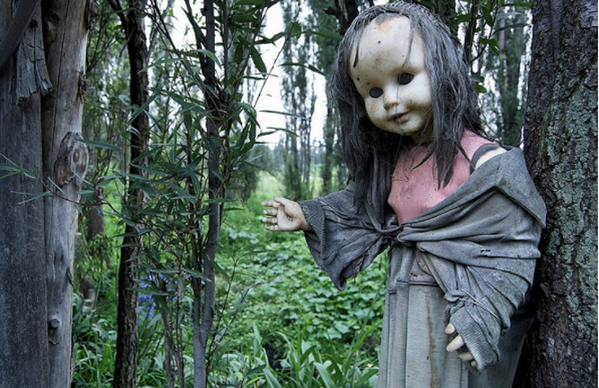 6. Hòn đảo của những con búp bê Đây là một trong những nơi đáng sợ nhất không dành cho những người yếu tim. Santana Barrera đã bắt đầu cuộc sống ẩn dật trên hòn đảo này. Khi lần đầu tiên đặt chân đến hòn đảo, ông đã phát hiện thi thể một cô gái trên bờ sông và từ đó ông nhìn thấy rất nhiều búp bê trôi nổi gần đó. Ông mặc quần áo và treo chúng lên cây để cố gắng xoa dịu linh hồn của cô gái và bảo vệ bản thân khỏi ma quỷ. Ông đã thu thập những con búp bê khủng khiếp này trong 50 năm cho đến khi ông cũng bị chết đuối ở vị trí chính xác nơi ông đã tìm thấy cơ thể của cô gái nhiều thập kỷ trước đó.