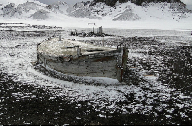 7. Đảo Bouvet Hòn đảo này dường như là nơi bị cô lập nhất trên Trái Đất. Một đoàn thám hiểm đã tìm đến và khám phá ra điều kỳ lạ: một con tàu bị bỏ hoang nằm trong vùng nước ven biển. Họ không phát hiện thấy dấu hiệu trục trặc nghiêm trọng và điểm nhận dạng khác trên trên tàu. Những mái chèo nằm cách tàu 10 m. Tất nhiên, người ta nghĩ rằng con tàu đã bị đắm, nhưng không có xác chết và không có nơi trú ẩn nào được tìm thấy gần con tàu . Bên cạnh đó, 2 vụ nổ hạt nhân đã diễn ra trên đảo vào năm 1979 mà không có quốc gia nào chịu trách nhiệm.