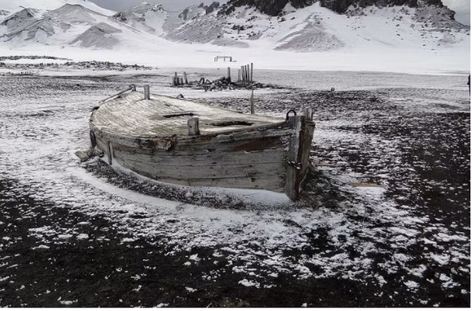 7. Đảo Bouvet Hòn đảo này dường như là nơi bị cô lập nhất trên Trái Đất. Một đoàn thám hiểm đã tìm đến và khám phá ra điều kỳ lạ: một con tàu bị bỏ hoang nằm trong vùng nước ven biển. Họ không phát hiện thấy dấu hiệu trục trặc nghiêm trọng và điểm nhận dạng khác trên trên tàu. Những mái chèo nằm cách tàu 10 m. Tất nhiên, người ta nghĩ rằng con tàu đã bị đắm, nhưng không có xác chết và không có nơi trú ẩn nào được tìm thấy gần con tàu . Bên cạnh đó, 2 vụ nổ hạt nhân đã diễn ra trên đảo vào năm 1979 mà không có quốc gia nào chịu trách nhiệm.