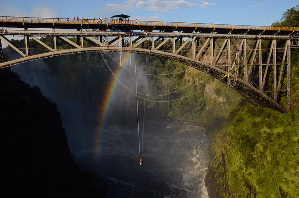 Cầu thác Victoria ở Zimbabwe: Cạnh bên thác Victoria là cầu Victoria Falls bắc ngang sông Zamberi, nối liền Zimbabwe và Zambia, nơi sẽ cho bạn trải nghiệm cảm giác rơi tự do giữa khung cảnh hùng vĩ. Ở độ cao khoảng 111 m, cầu thác Victoria không phải là nơi nhảy bungee cao nhất trên thế giới. Nhưng nó là một trong những nơi đẹp nhất, nơi bạn có thể nhảy vào cầu vồng trên nền trời xanh. Ảnh: Extraordinary Journeys.