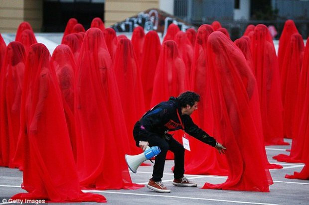 Spencer Tunick là một nhiếp ảnh gia nổi tiếng, chuyên thực hiện các bức ảnh khỏa thân tại nơi công cộng. Trước đó ông cũng từng thực hiện một bộ ảnh tương tự tại Nhà hát Opera Sydney vào năm 2010. Ảnh: Getty Images