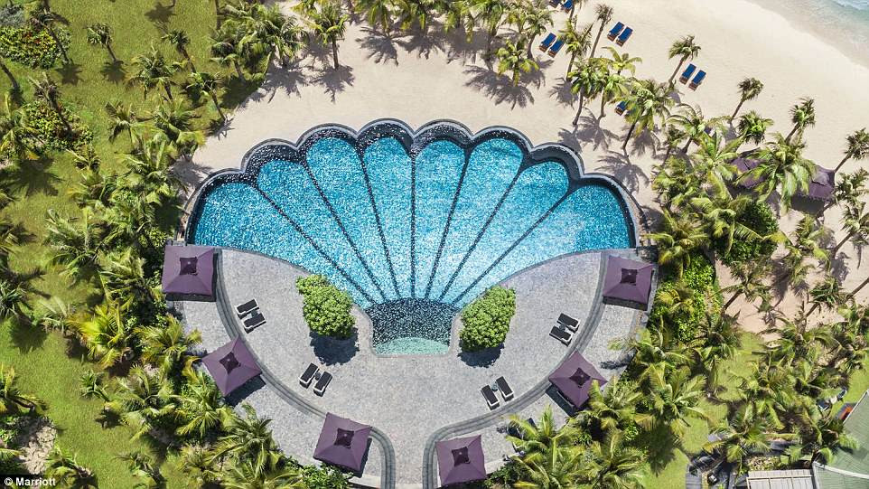 Khách sạn JW Marriott Phú Quốc Emerald Bay Resort &amp; Spa ở Việt Nam tự hào có một hồ bơi lung linh lấy cảm hứng từ hình dạng của một vỏ sò.