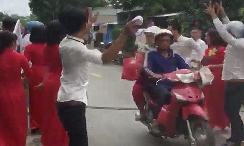 2 đội bê tráp đứng nhảy múa khiến những người tham gia giao thông tỏ vẻ không hài lòng.