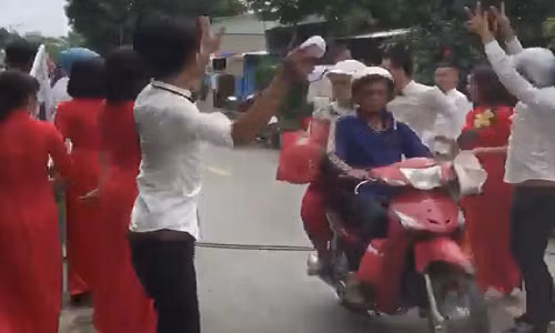 2 đội bê tráp đứng nhảy múa khiến những người tham gia giao thông tỏ vẻ không hài lòng.