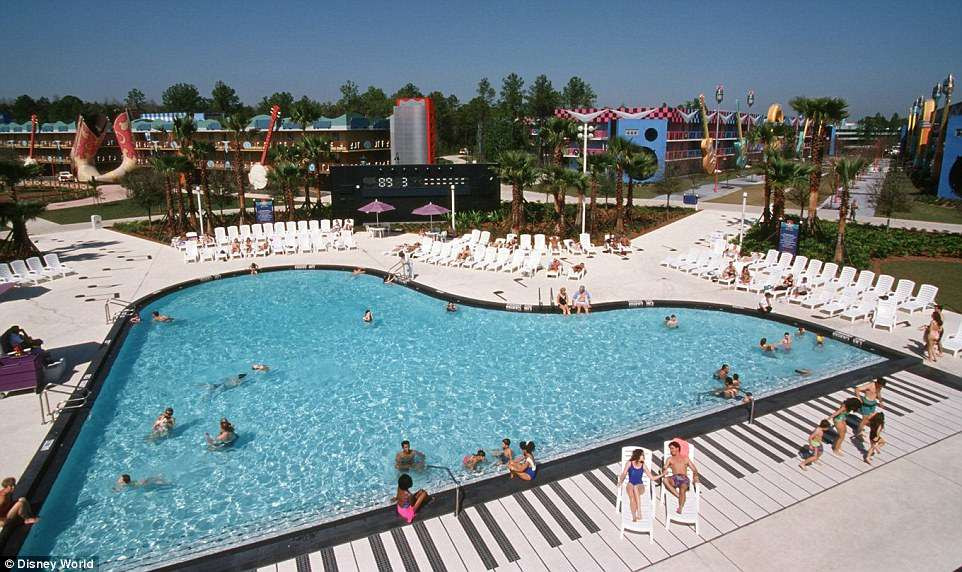 Hồ bơi hình chiếc đàn piano tại Disney's All-Star Music Resort ở Florida (Mỹ) với một bộ bàn phím màu đen và trắng.