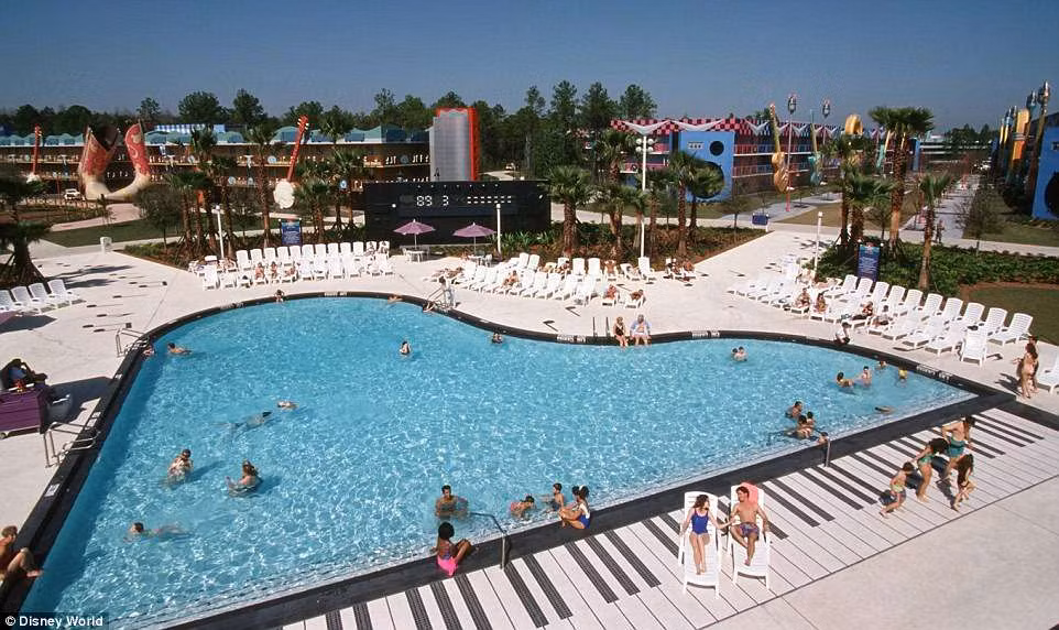 Hồ bơi hình chiếc đàn piano tại Disney's All-Star Music Resort ở Florida (Mỹ) với một bộ bàn phím màu đen và trắng.